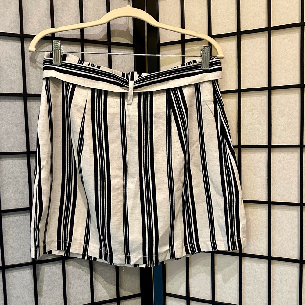 Topshop. Very cute paperbag waist with belt - Picture 2 of 5